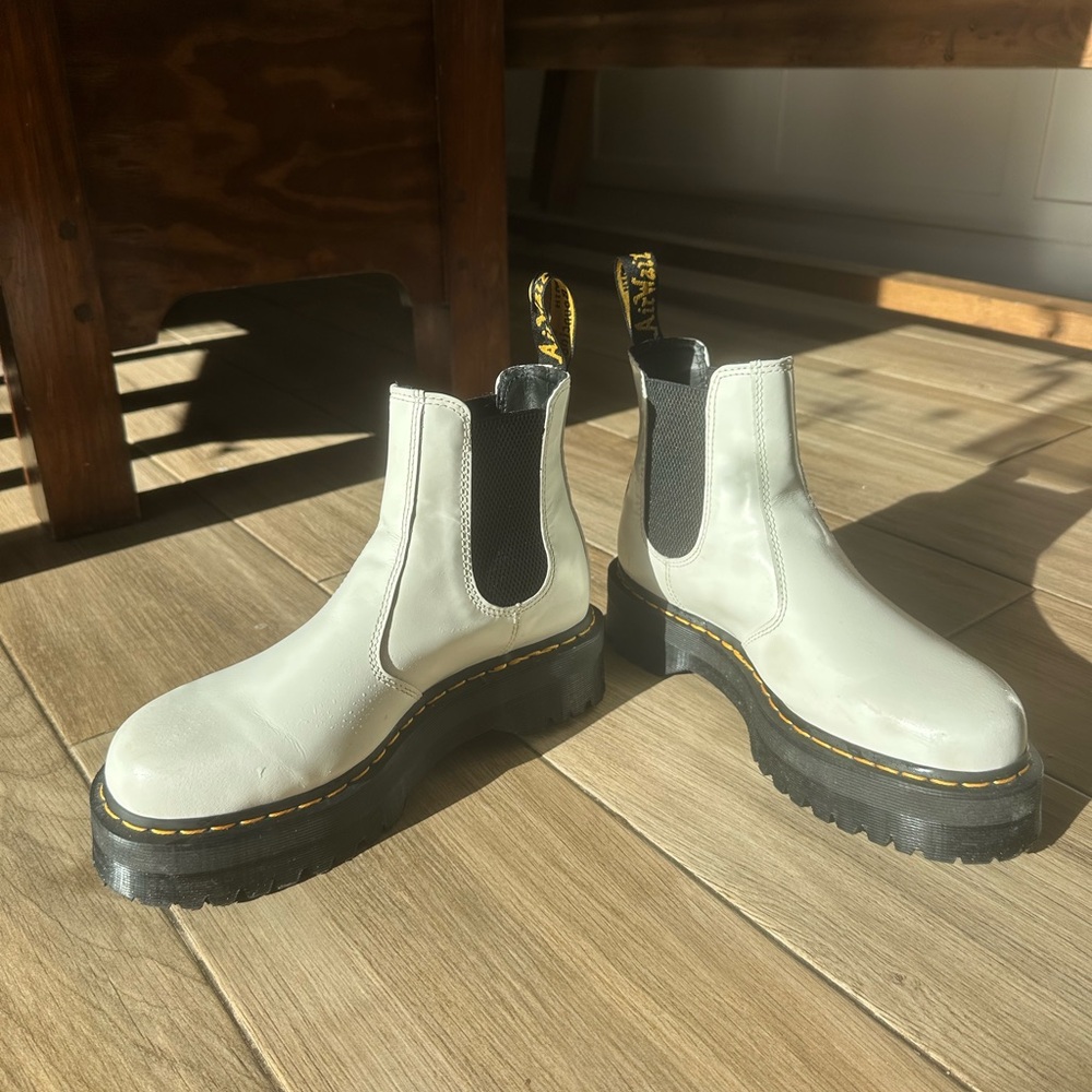 Sz 10 women’s DR. MARTENS 2976 Quad Platform Womens White Chelsea Boots